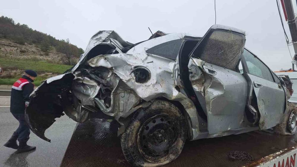 K&uuml;tahya&rsquo;da otomobil u&ccedil;uruma yuvarlandı: 1 &ouml;l&uuml;, 1 ağır yaralı
