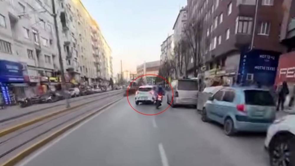"Kamera &ccedil;ekiyor mu" dedikten saniyeler sonra kaza yaptı
