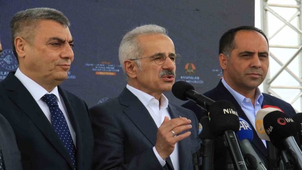 Bakan Uraloğlu duyurdu:"&Ccedil;eşmeli-Kızkalesi Otoyolunda ilk kısım temmuz ayında a&ccedil;ılacak"
