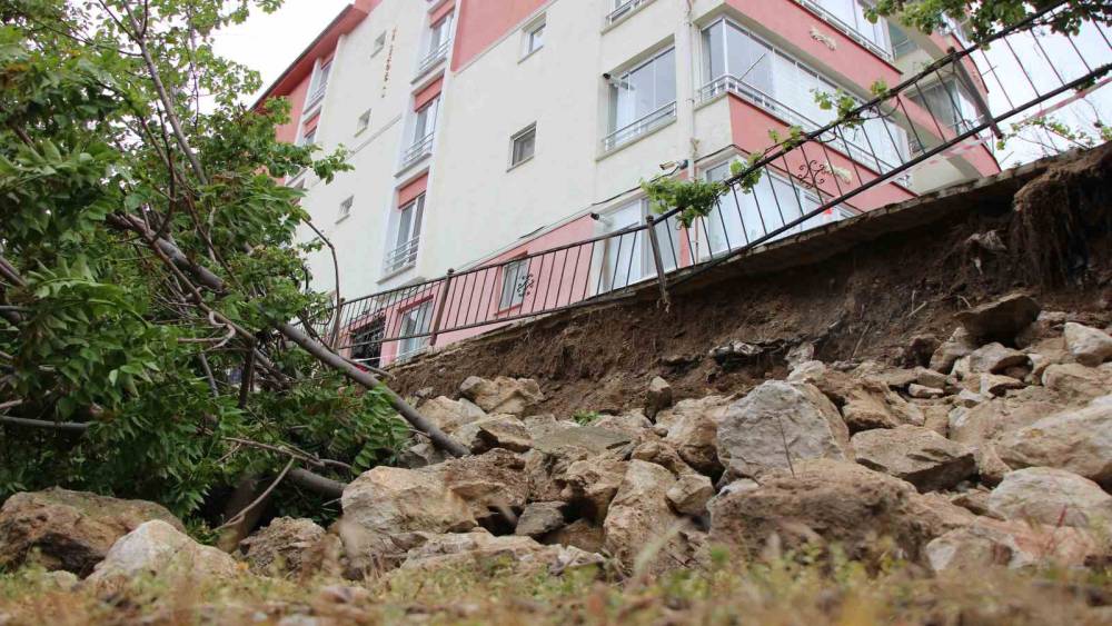 Amasya&rsquo;da binanın istinat duvarı &ccedil;&ouml;kt&uuml;

