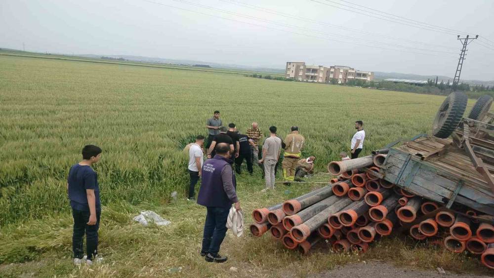 R&ouml;mork devrildi, 4 kişi tarlaya u&ccedil;tu
