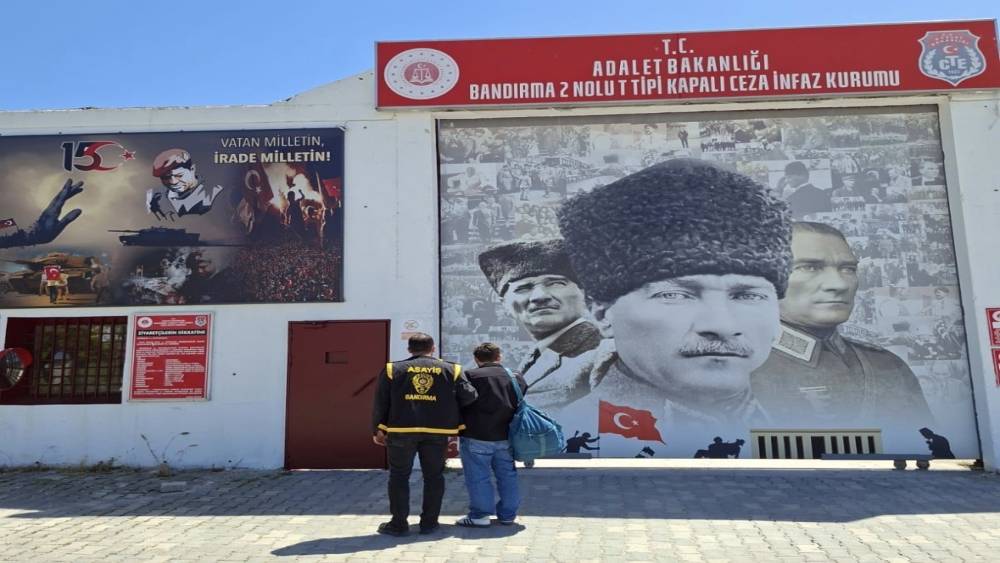 Bandırma&rsquo;da 60 yıl hapis cezasıyla aranan şahıs kıskıvrak yakalandı
