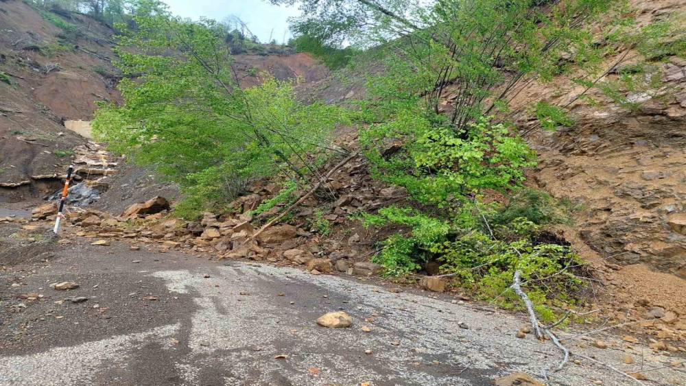 Kastamonu&rsquo;da heyelan sebebiyle 5 k&ouml;ye ulaşım sağlanan yol kapandı
