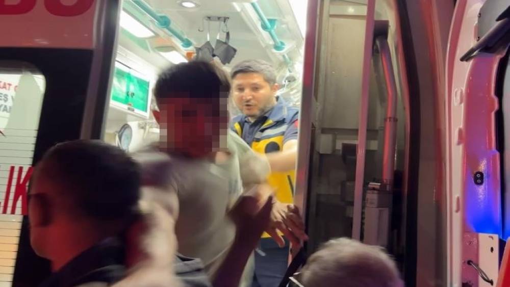 Ambulanstan fırlayıp gazeteciye b&ouml;yle saldırdı
