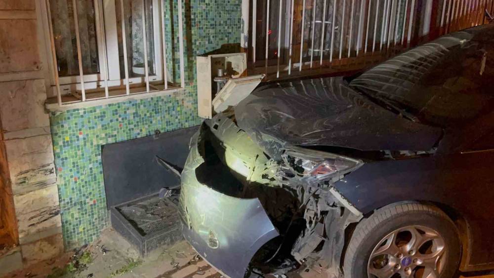 Alkoll&uuml; s&uuml;r&uuml;c&uuml;n&uuml;n &ccedil;arptığı ara&ccedil; doğal gaz kutusunu patlattı: Mahalleli sokağa d&ouml;k&uuml;ld&uuml;
