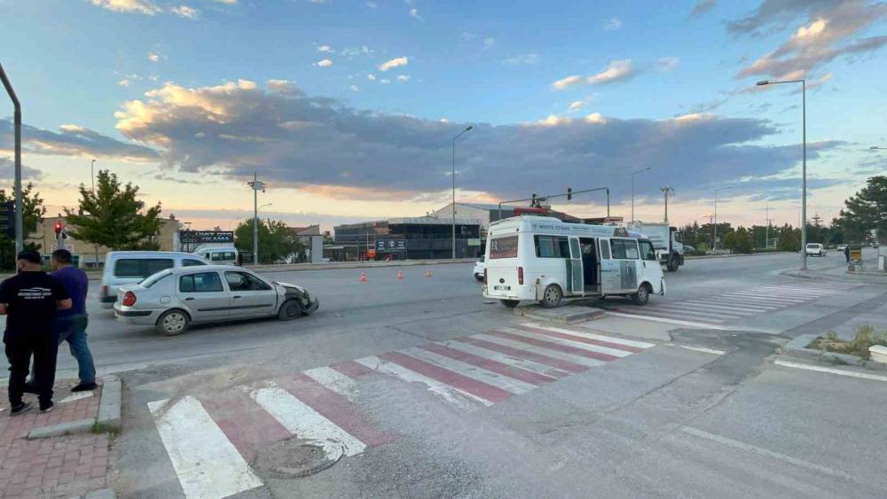 Karaman&rsquo;da 2 kişinin yaralandığı kaza g&uuml;venlik kamerasına yansıdı
