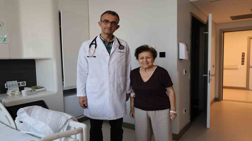 80 yaşındaki kalp hastasına ameliyatsız mitral kapak operasyonu
