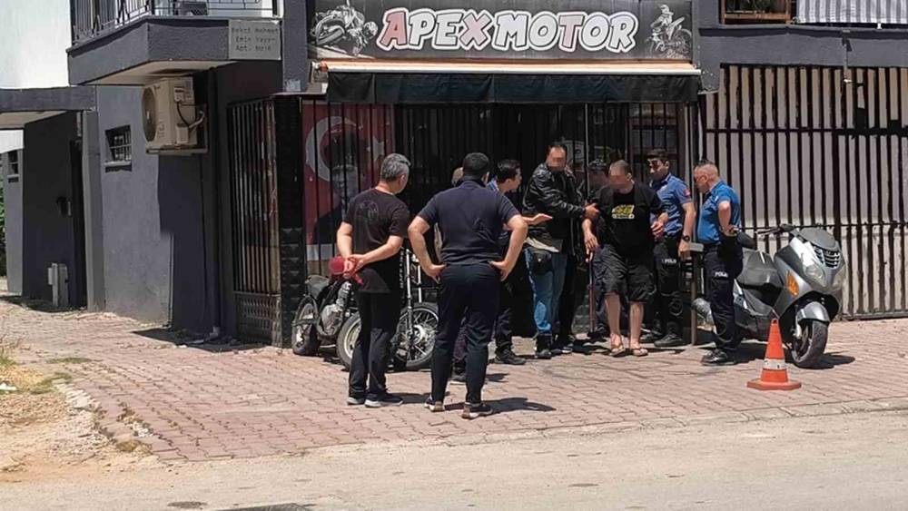 "Ben s&ouml;z verdim mi tutarım" deyip &uuml;zerine benzin d&ouml;kerek iş yerine kendini kilitledi
