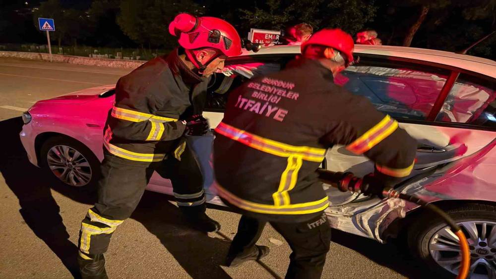 Burdur&rsquo;da otomobiller &ccedil;arpıştı: 6 yaralı
