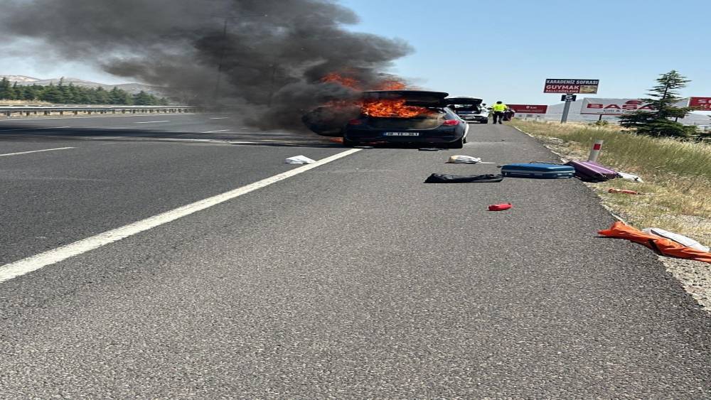 Eskişehir&rsquo;de seyir halindeki otomobil alevlere teslim oldu
