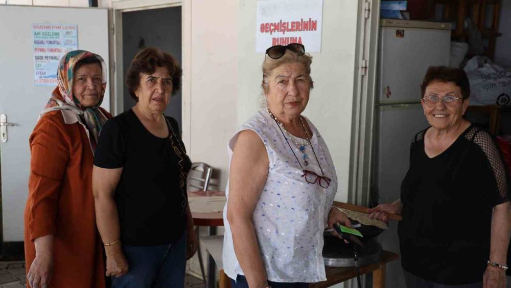 Emekli kadınlar g&ouml;zleme satarak &uuml;niversitelilere destek oluyor
