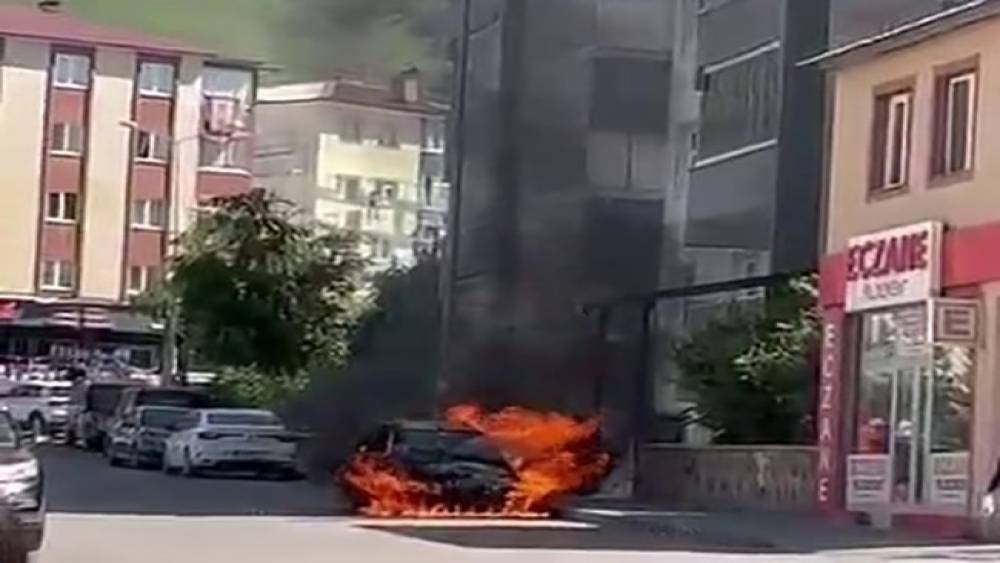 Erzurum&rsquo;da otomobil alev topuna d&ouml;nd&uuml;
