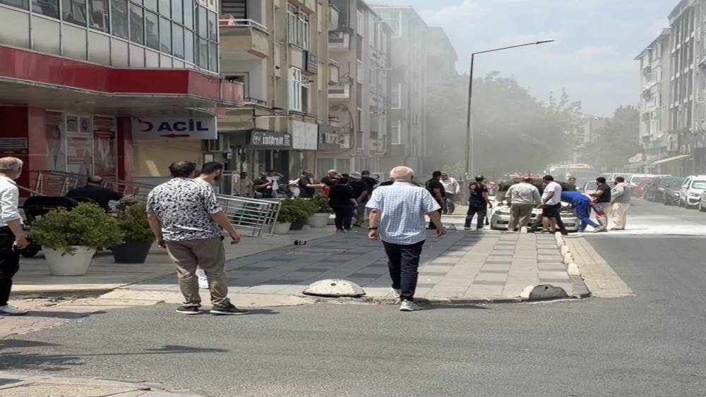L&uuml;ks ara&ccedil; alevlere teslim oldu
