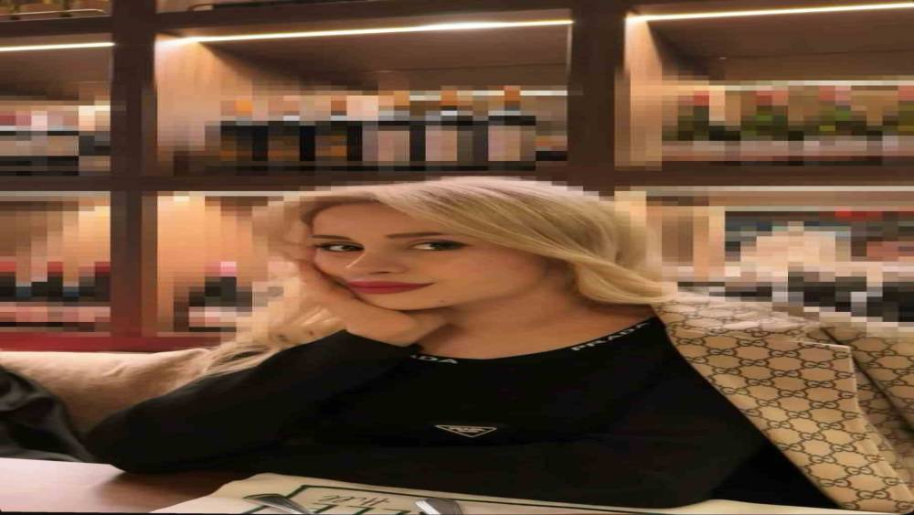 Başakşehir&rsquo;de alkoll&uuml; olduğu ileri s&uuml;r&uuml;len s&uuml;r&uuml;c&uuml; kaldırımdaki gen&ccedil; kıza &ccedil;arptı
