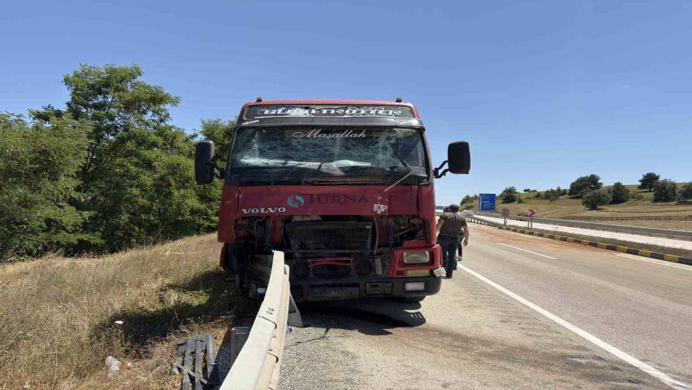 Kastamonu&rsquo;da tır ile &ccedil;arpışan trakt&ouml;r&uuml;n s&uuml;r&uuml;c&uuml;s&uuml; hayatını kaybetti
