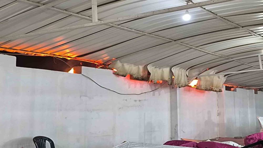 D&uuml;ğ&uuml;nde &ccedil;ıkan yangına aldırış etmeden halaya devam ettiler

