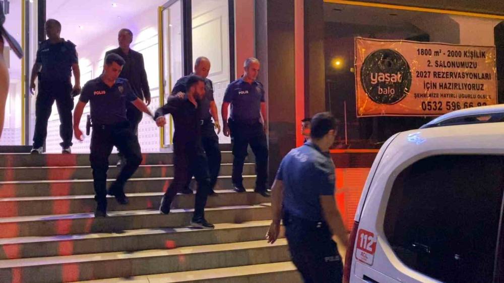 D&uuml;ğ&uuml;nde &ccedil;alınan şarkıyı beğenmeyen iki grup arası bı&ccedil;aklı kavga: 3 yaralı
