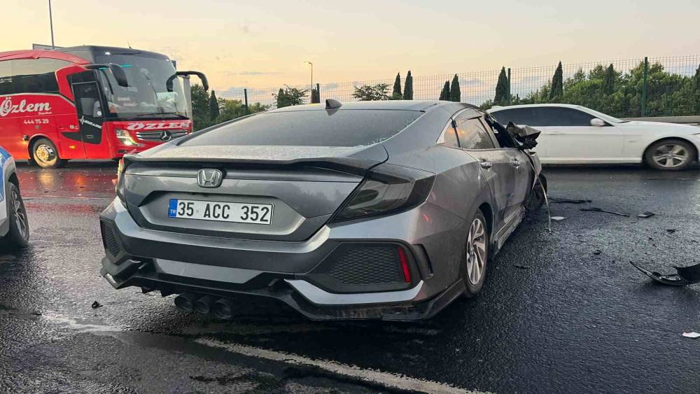 Bah&ccedil;elievler E5&rsquo;te kazaya karışan otomobil alev alev yandı
