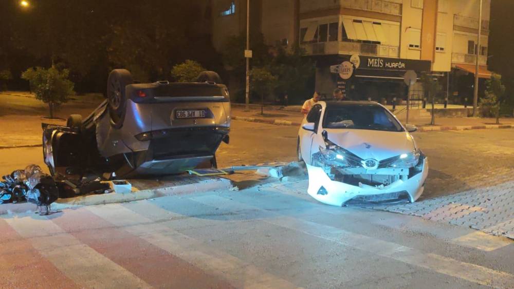 &Ccedil;arpışmanın etkisiyle ters d&ouml;nen otomobilden hafif yaralı &ccedil;ıktılar
