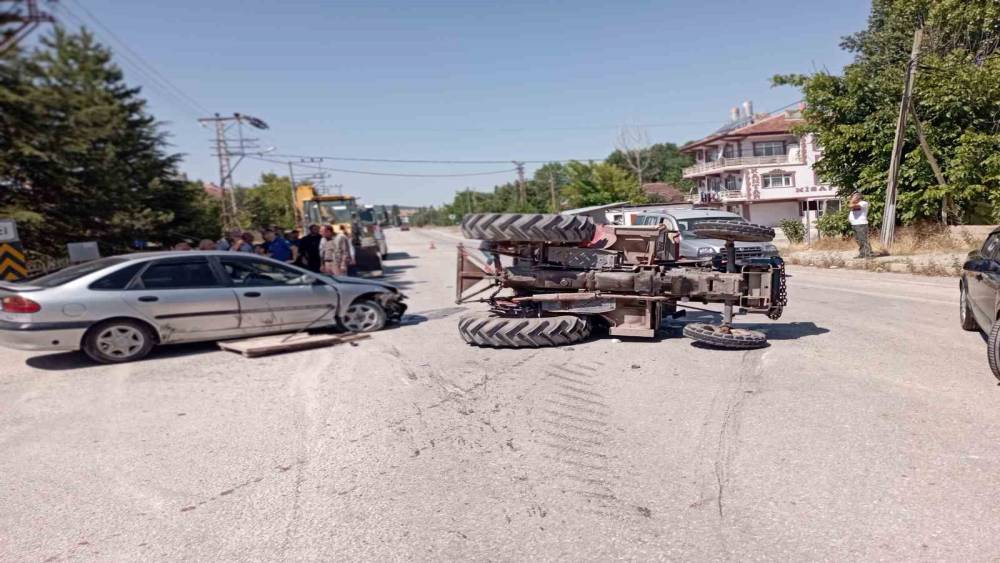 Otomobilin &ccedil;arptığı trakt&ouml;r yan yattı
