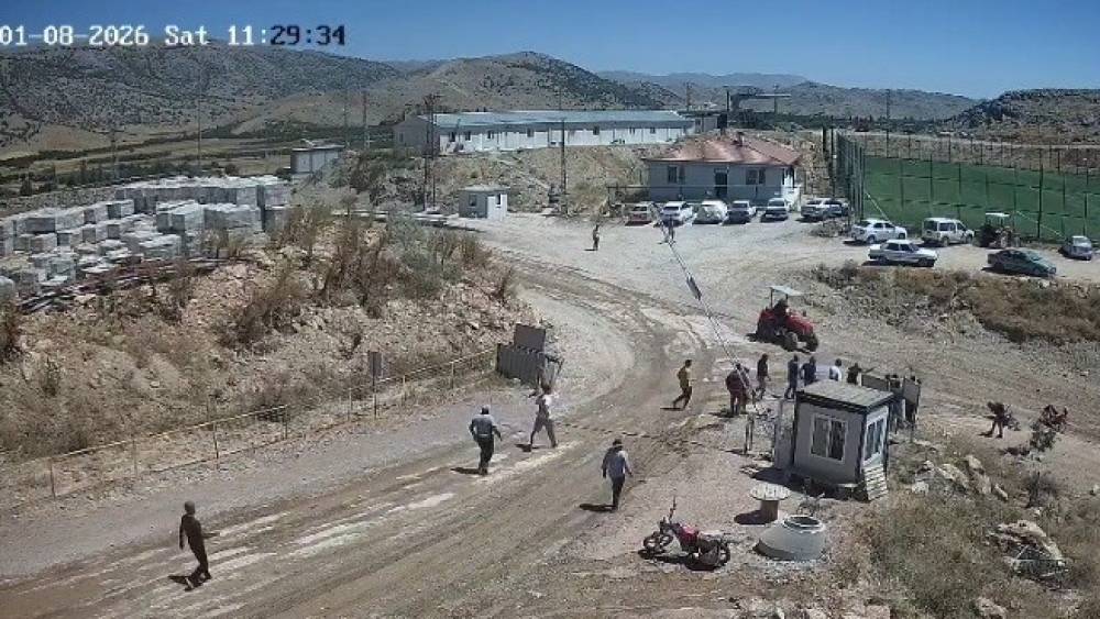 Trakt&ouml;r&uuml; &uuml;zerlerine s&uuml;rd&uuml;ğ&uuml; kavganın kamera g&ouml;r&uuml;nt&uuml;leri ortaya &ccedil;ıktı
