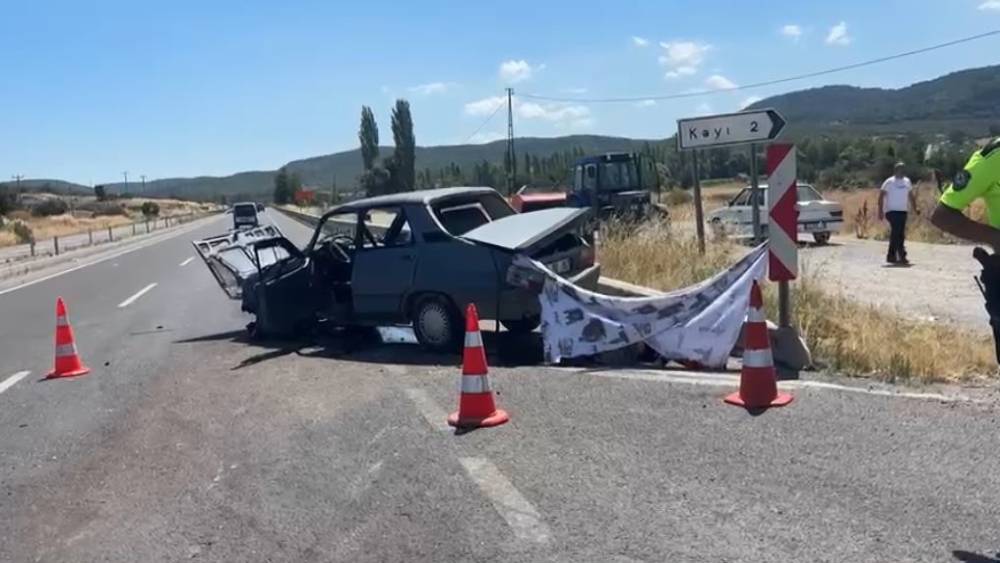 K&uuml;tahya&rsquo;da otomobiller &ccedil;arpıştı: 1 &ouml;l&uuml;, 4 yaralı
