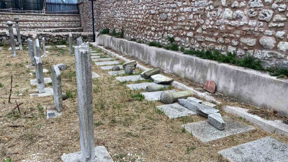 Fatih&rsquo;teki tarihi hazirede 7 mezar taşını kırıp ka&ccedil;tı
