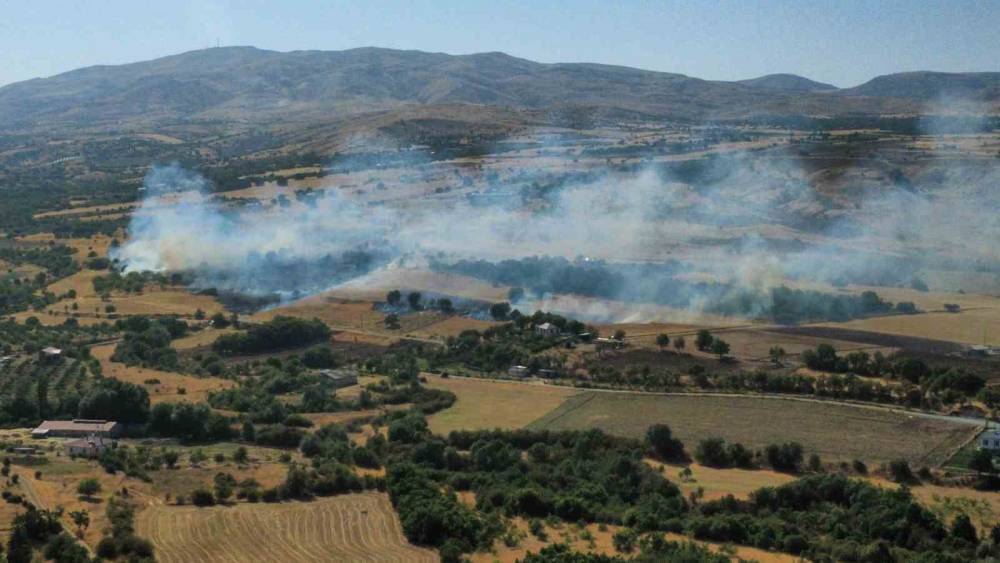 Elazığ&rsquo;da anız ve bah&ccedil;e yangını
