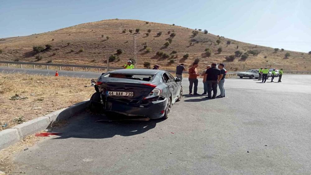Malatya&rsquo;da iki otomobil &ccedil;arpıştı: 8 yaralı

