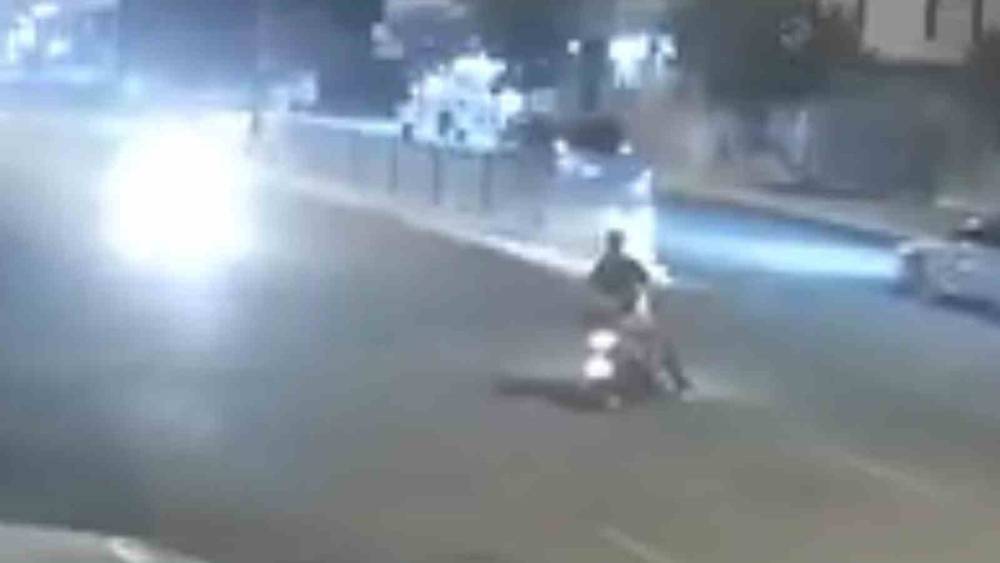 Motosikletteki 2 kişinin &ouml;l&uuml;mden d&ouml;nd&uuml;ğ&uuml; kaza kamerada
