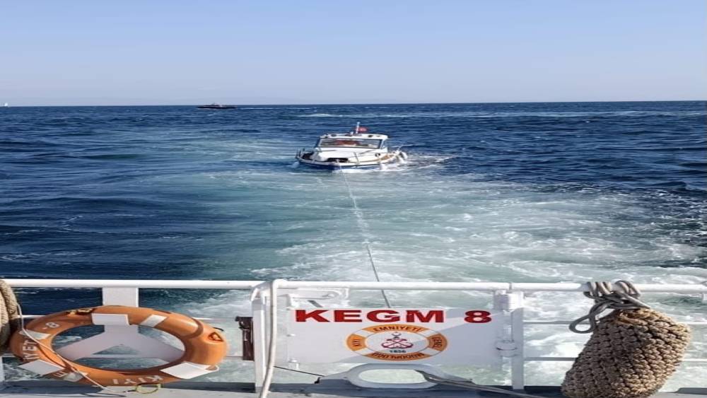 K&uuml;&ccedil;&uuml;k&ccedil;ekmece&rsquo;de makine arızası nedeniyle s&uuml;r&uuml;klenen tekne kurtarıldı
