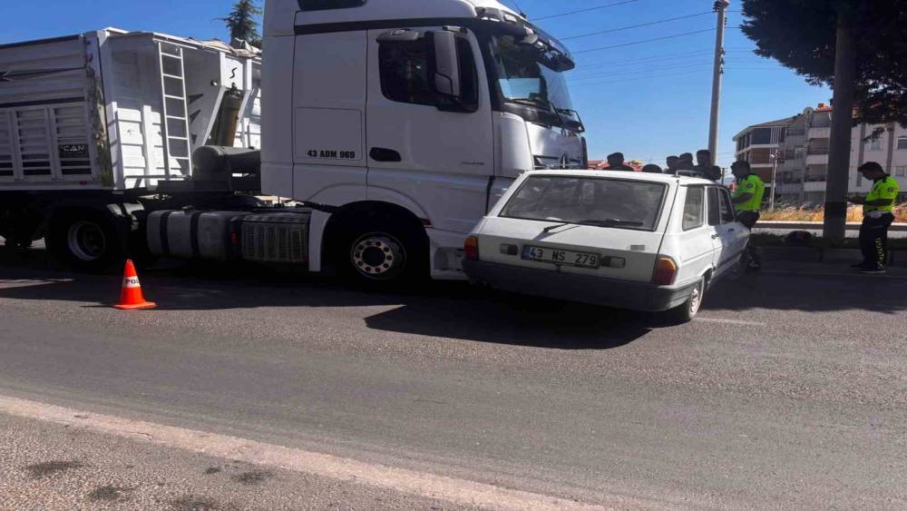 K&uuml;tahya&rsquo;da &ccedil;ekici ile otomobil &ccedil;arpıştı: 2 yaralı
