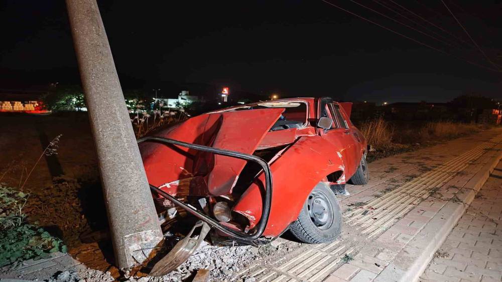 &Ccedil;anakkale&rsquo;de yolun karşısına ge&ccedil;meye &ccedil;alışan aileye otomobil &ccedil;arptı: 5 yaşındaki Masal hayatını kaybetti
