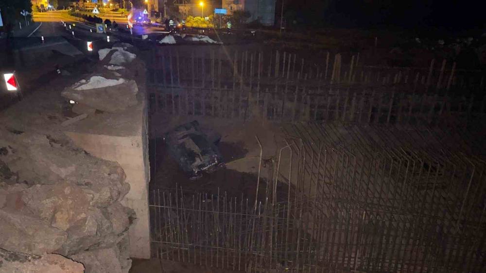 Kontrolden &ccedil;ıkan otomobil, 5 metre y&uuml;kseklikten alt ge&ccedil;it inşaatının temeline u&ccedil;tu: 2 yaralı
