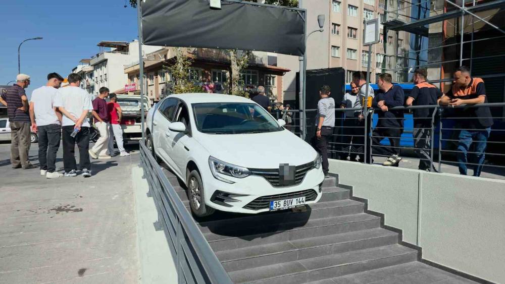 K&uuml;tahya&rsquo;da ilgin&ccedil; kaza: Otomobil marketin merdivenlerinde asılı kaldı
