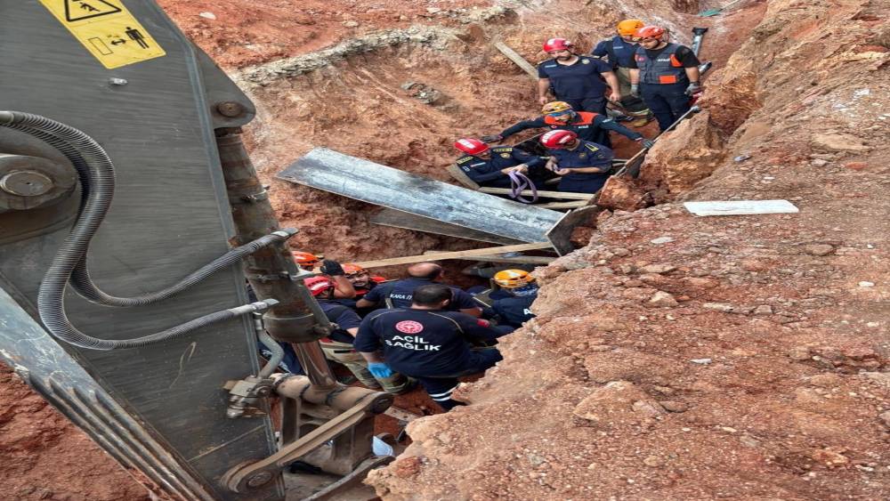 Ankara&rsquo;da g&ouml;&ccedil;&uuml;k altında kalan inşaat iş&ccedil;isi kurtarıldı
