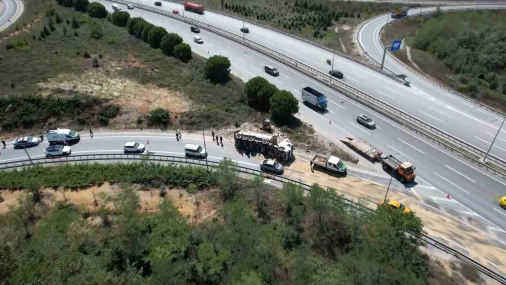 Ey&uuml;psultan&rsquo;da hafriyat kamyonu devrildi: 1 yaralı
