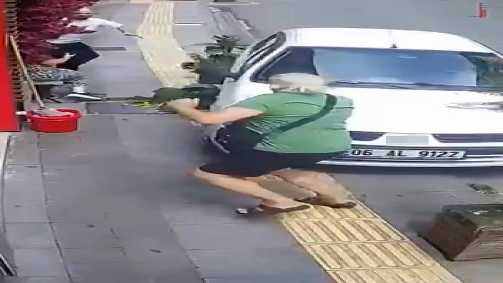 El freni &ccedil;ekilmeyen otomobil kaldırıma &ccedil;ıktı, yaya ezilmekten son anda kurtuldu
