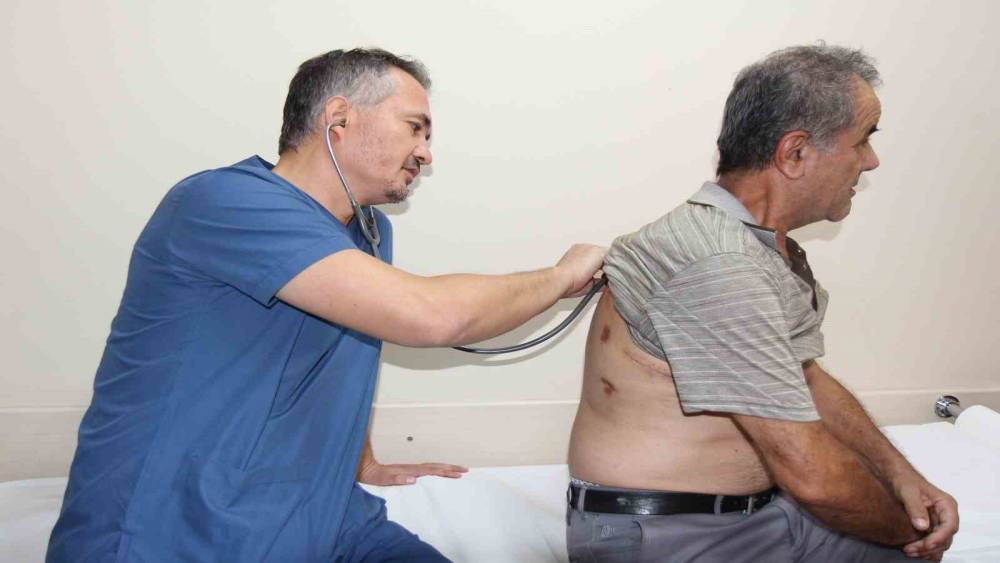 Akciğerindeki 20 santimetrelik dev balon ameliyatla alındı
