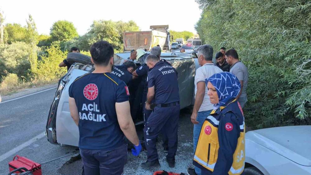 İki otomobil &ccedil;arpıştı: 2 yaralı
