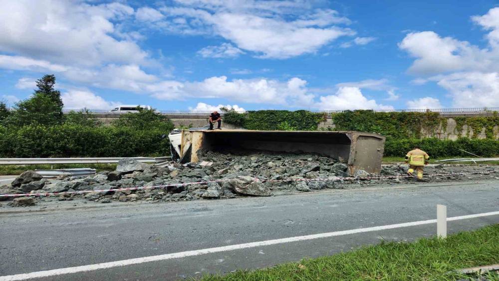 Rize&rsquo;de kaza yapan kamyona arkadan gelen taş y&uuml;kl&uuml; kamyon &ccedil;arptı: 3 yaralı
