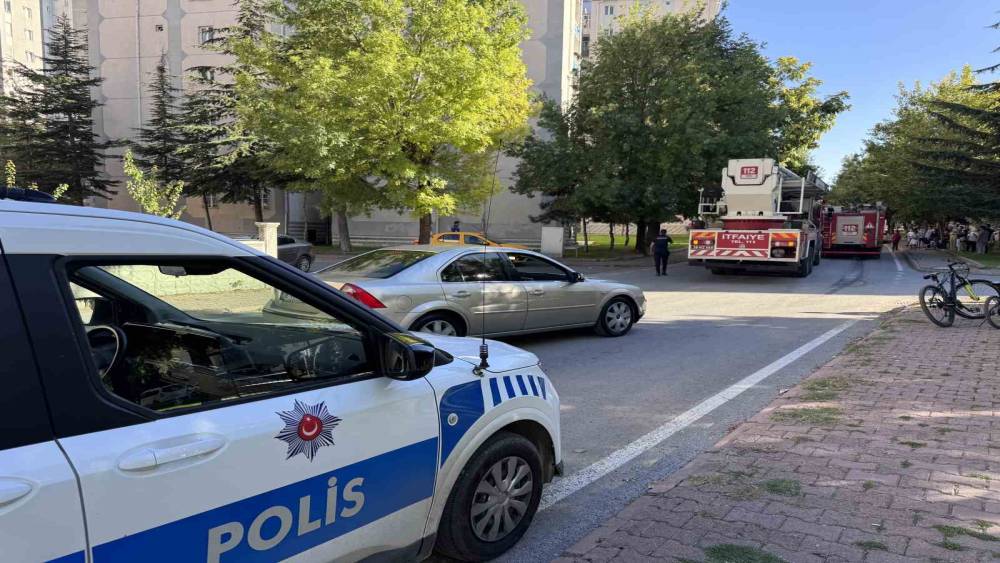 Balkonda &ccedil;ıkan yangın eve sı&ccedil;ramadan s&ouml;nd&uuml;r&uuml;ld&uuml;
