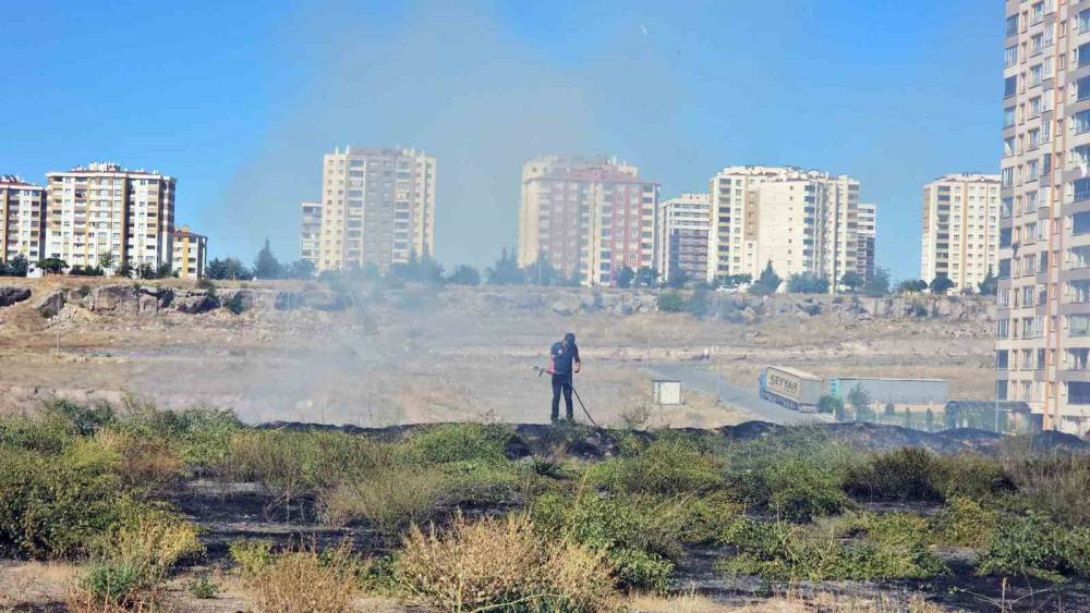 Yangını sal&ccedil;a kaynatarak izledi
