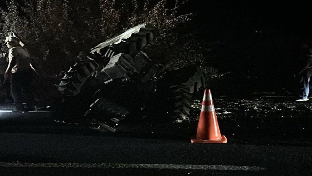 Eskişehir-Ankara yolunda kamyonla trakt&ouml;r &ccedil;arpıştı: 1 yaralı
