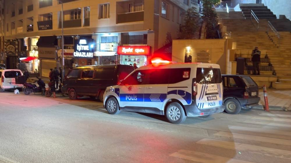 Bilecik&rsquo;te kız arkadaşına sarılan şahsı bı&ccedil;aklayan kişi olay yerinden ka&ccedil;tı
