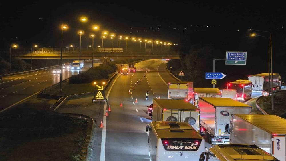 Anadolu Otoyolu D&uuml;zce kesiminde kimyasal y&uuml;kl&uuml; tır devrildi: İstanbul y&ouml;n&uuml; trafiğe kapandı
