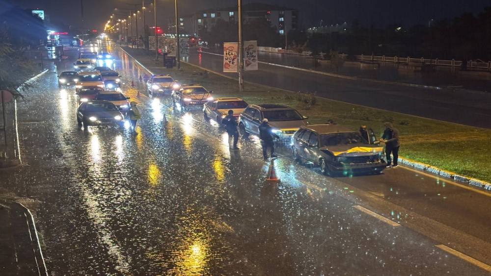 Erzincan&rsquo;da sağanak yağış kazayı beraberinde getirdi: 5 ara&ccedil; &ccedil;arpıştı
