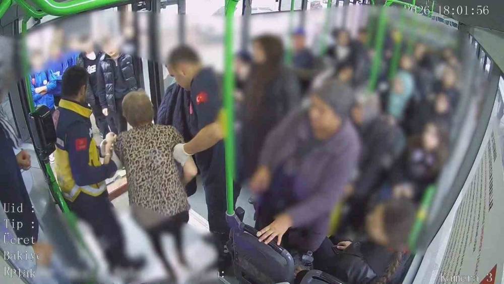 Kadın otob&uuml;s şof&ouml;r&uuml;nden hayat kurtaran hareket...O anlar kamerada
