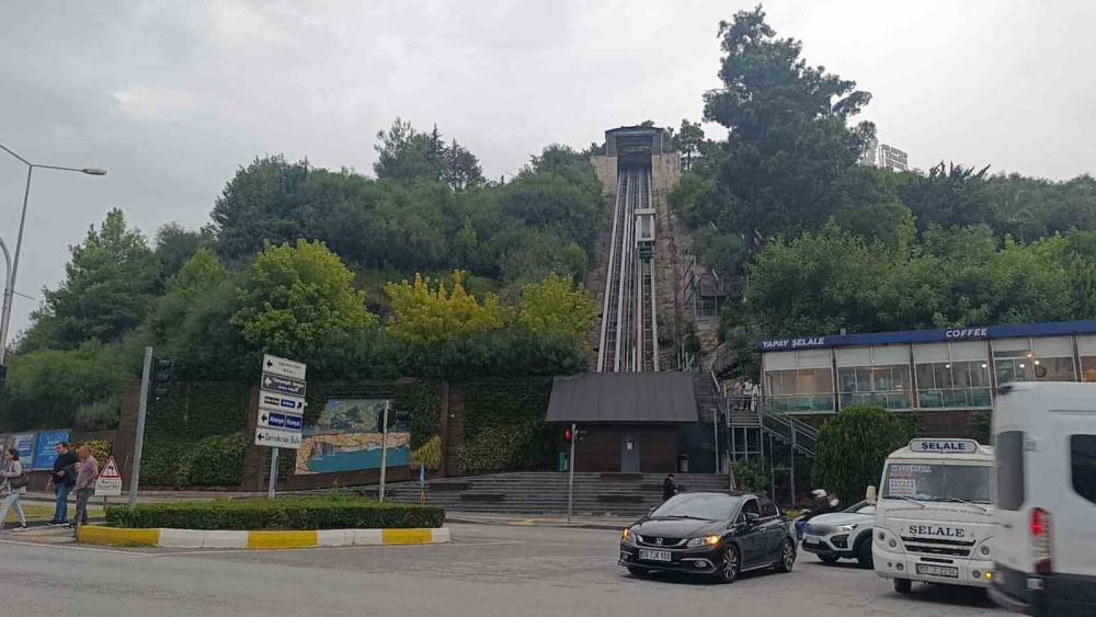 Arkadaşlarıyla şakalaşırken asans&ouml;rde mahsur kaldılar
