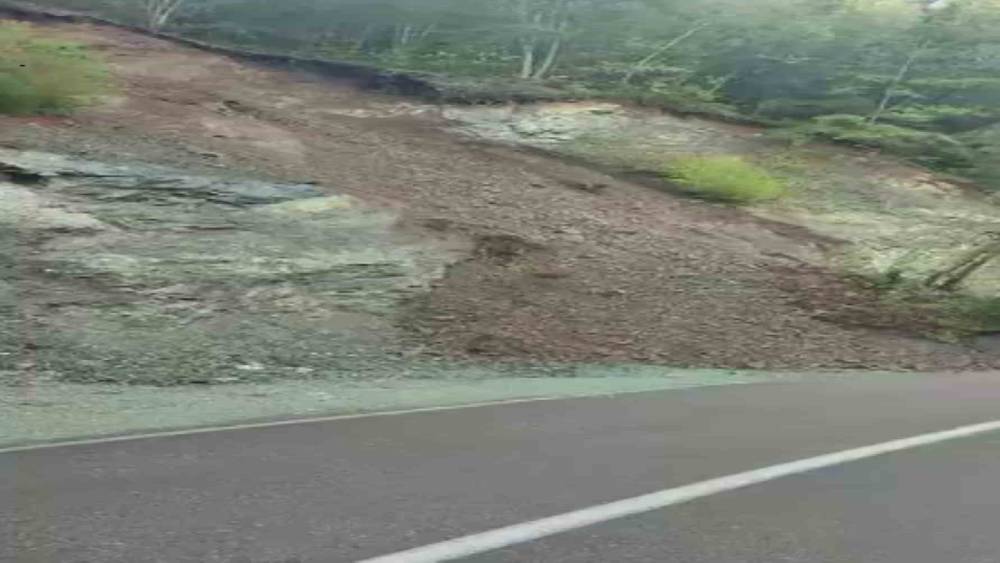 Yayla yolunda toprak kayması yaşandı
